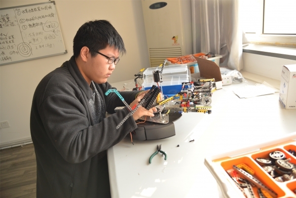 青岛二中学生正在研究制作机器人