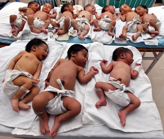 印度一家医院中的新生儿。
