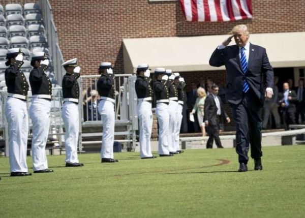 特朗普参加军校毕业典礼 告诫学生不公平的事太多