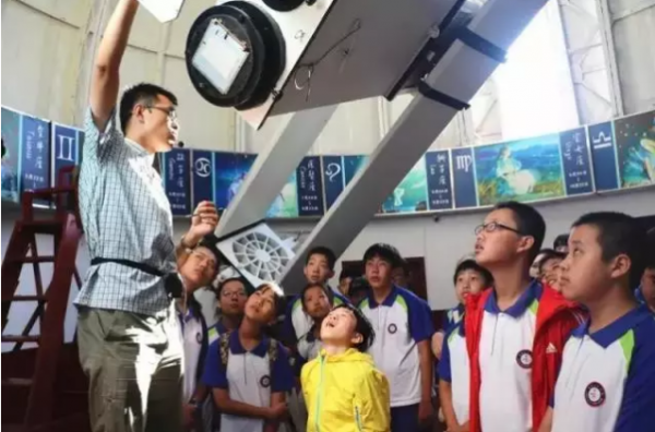 旅游地理选修课学生参观天文台