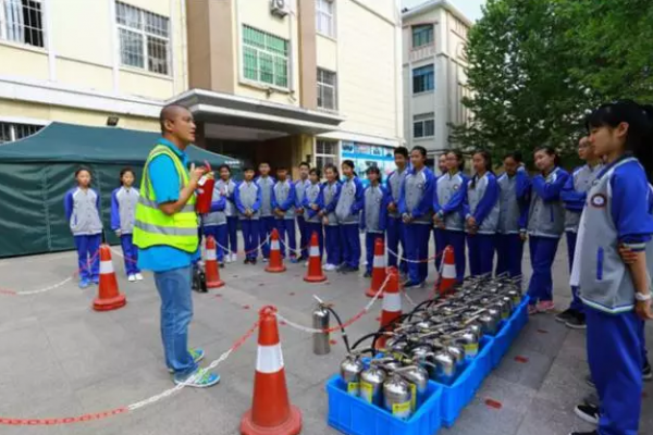 家委会邀请青岛天使紧急救援中心队员，为同学们上消防应急自护培训课。