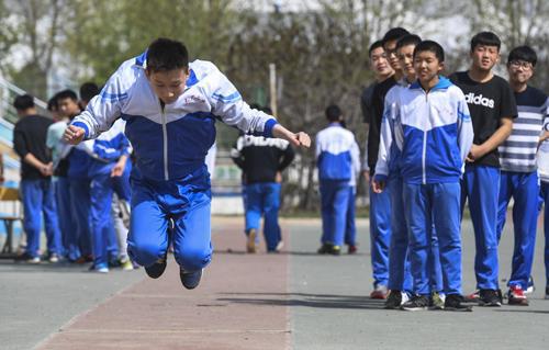 考生在参加体育中考的立定跳远考试 李晓果摄