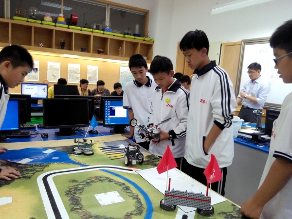 机器人社团学生进行课堂学习