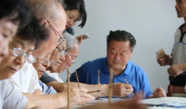 7月15日起，陕西师范大学20余位老教授等将在10天内，为4500余名新生用毛笔书写录取通知书。