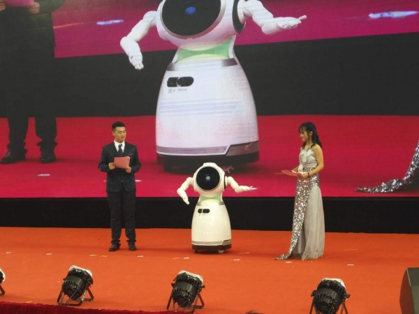 庆典中机器人跳机械舞
