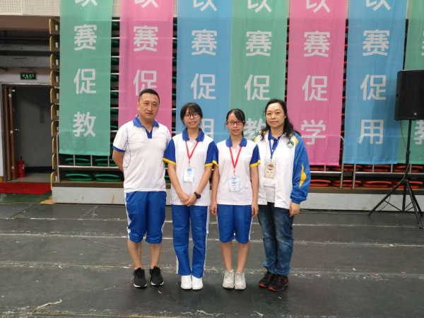 澳门队选手孙美琳、叶颖芝及指导老师周老师