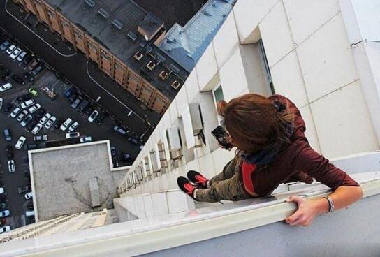  俄罗斯女孩楼顶玩自拍，她的照片看了让人腿发软。