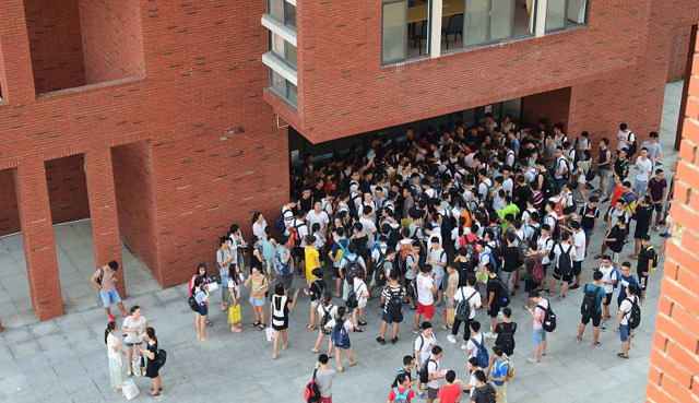 2017年7月22日，青岛一高校等待教学楼开门的考研一族，场面壮观。
