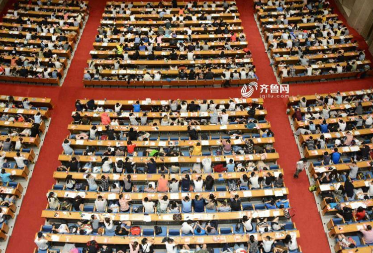 近两千名考研生在会堂中休息，场面别样的壮观。
