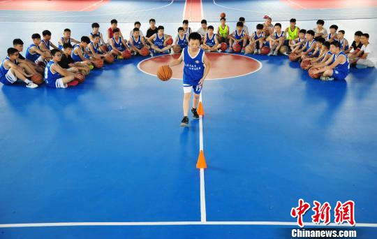 7月11日,在江西省万载县金锐篮球训练馆,一位学生正在教练指导下进行篮球训练。 邓龙华 摄