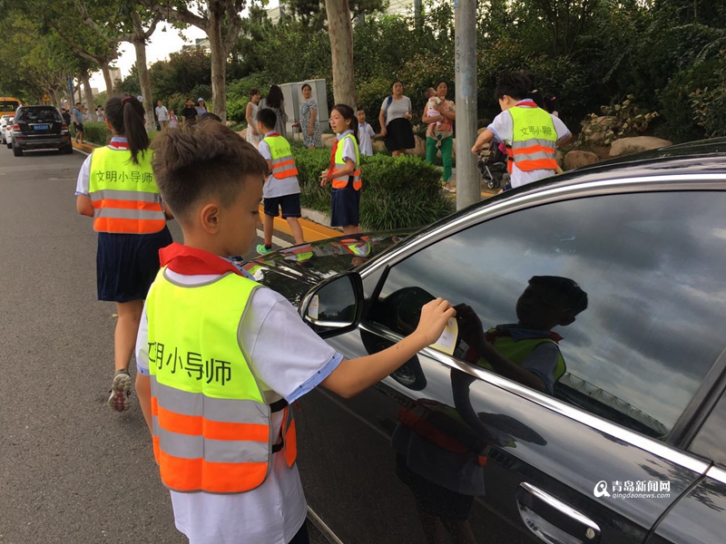 青岛迎来开学季 崂山交警贴出