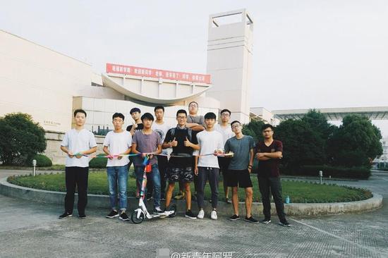  从该男生的社交软件可以看到，他脚踏滑板9月20日早上6点从浙江台州出发，一路向南，9月29日下午六点过到达目的地。图为出发时照片。