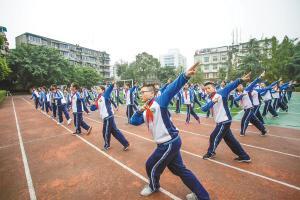 列五中学初中本部学生正在集中练习“川剧体操”