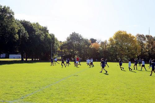 伦敦学生进行橄榄球比赛。(来源：英国《华闻周刊》)