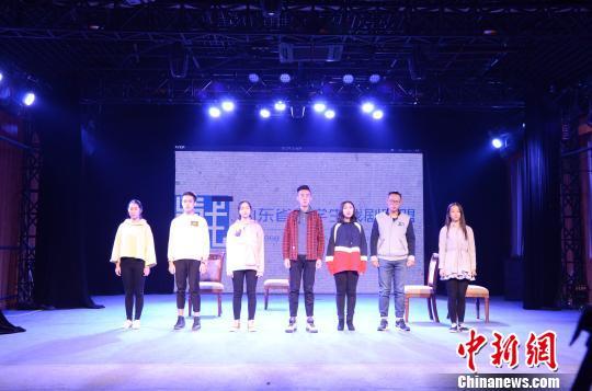 山东省大学生戏剧联盟联盟高校的同学们表演话剧片段《我爱XXX》。　郝学娟　摄
