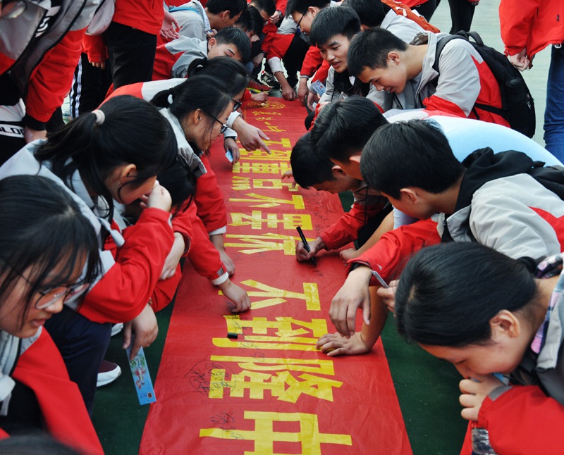 湖北襄阳1500名学生步行40公里备战高考