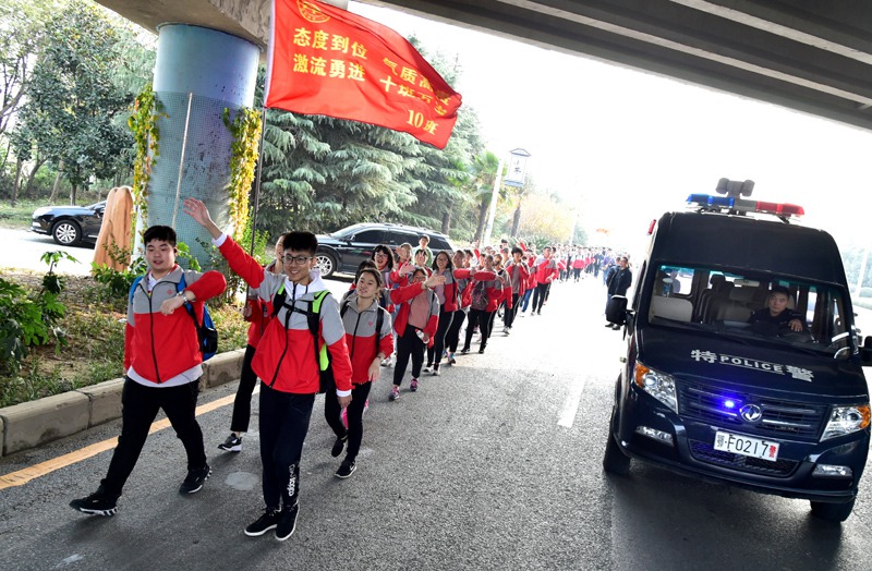 湖北襄阳1500名学生步行40公里备战高考