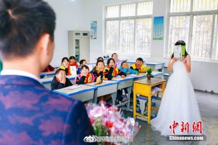 乡村教师在村小学拍婚纱照 网友:最美的婚纱照！