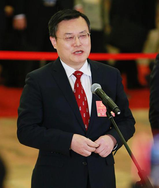 3月11日，全国人大代表张荣在“代表通道”接受采访