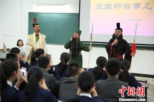 “戏精”老师课堂玩穿越同学：这样的历史课有意思