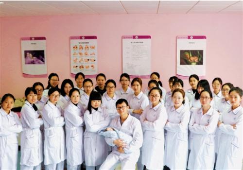 在一群女同学中，娄聪裕就是她们的“宝贝”。图片来源：<p>钱江晚报</p>