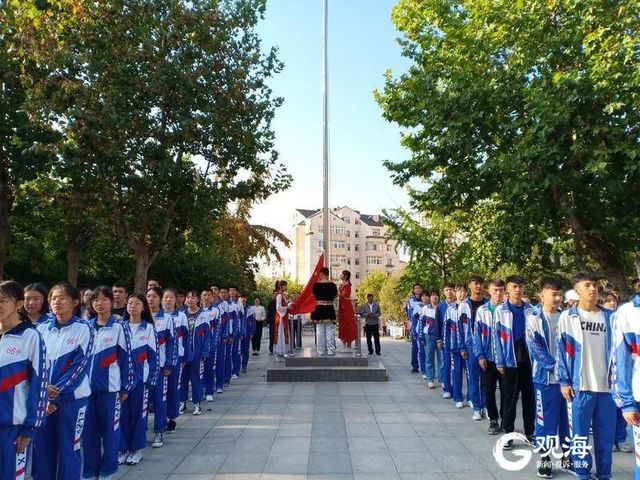 向国旗敬礼 做时代新人 ——青岛六十六中新疆班学生举行国庆升旗仪式
