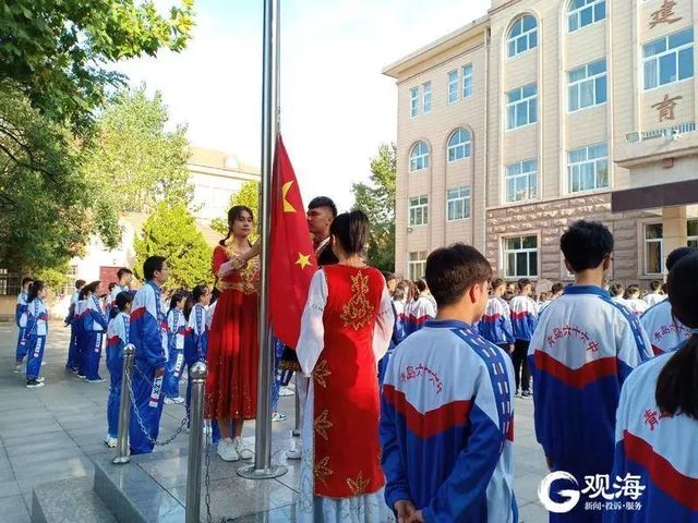 向国旗敬礼 做时代新人 ——青岛六十六中新疆班学生举行国庆升旗仪式