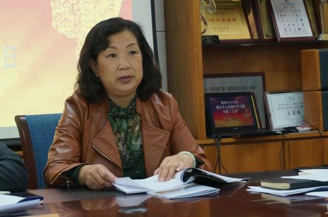 今天的“第一议题”是总书记的“开学第一课” ——青岛六十六中举行理论中心组集中学习暨专题“三述”
