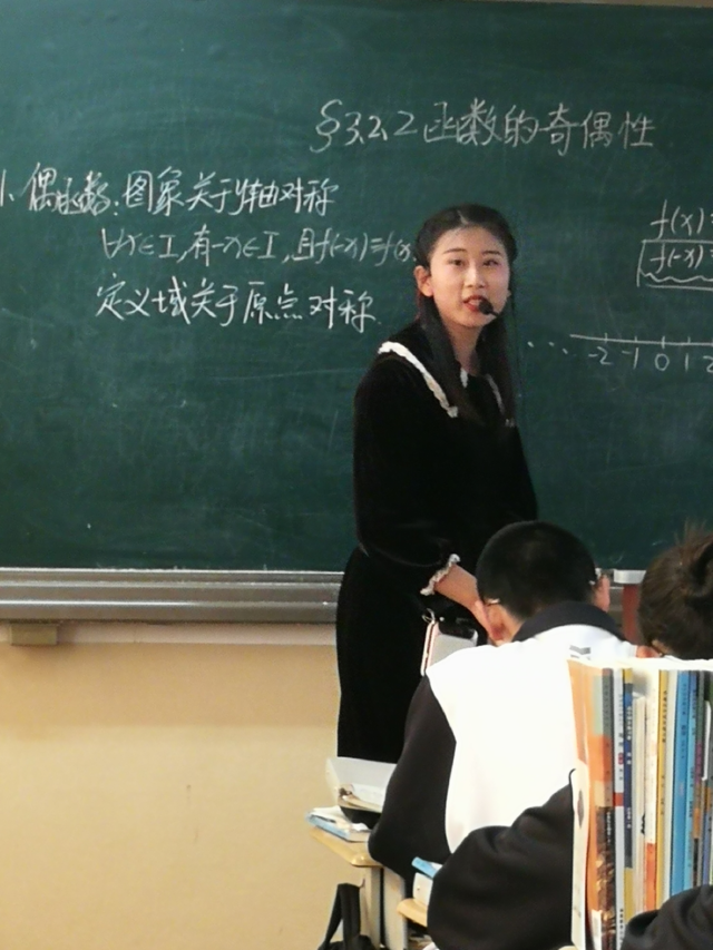 青年教师展风采，思维碰撞共成长