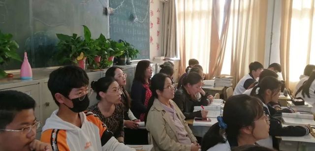 青年教师展风采，思维碰撞共成长