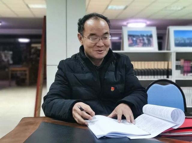 提升专业化服务能力，争创新时代育人先锋——高三教师党支部举行主题党日活动