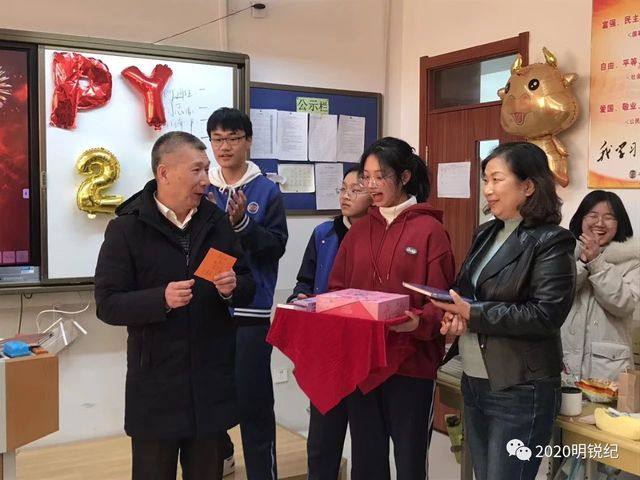 红花辞旧岁，歌舞迎新春：“星光明锐”2021元旦盛典记事