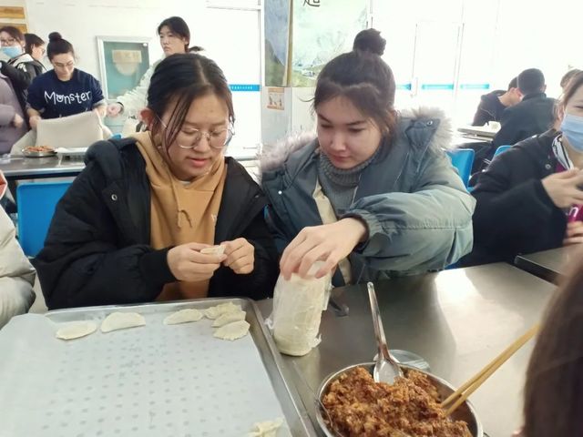 欢天喜地迎小年，团结共庆饺子圆——青岛六十六中学新疆部迎小年包饺子活动