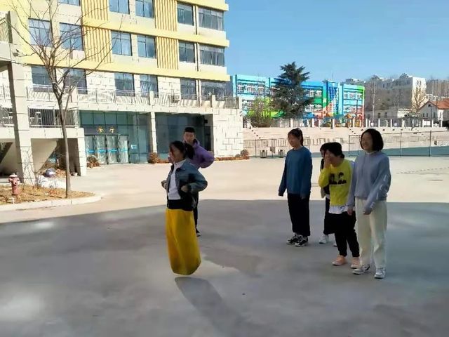春节运动不打烊 趣味比赛亦精彩——青岛六十六中新疆部趣味运动会