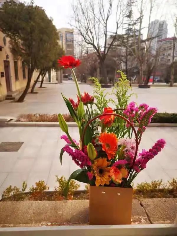 最美的花儿献给最美的您——青岛六十六中学举行庆祝国际三八劳动妇女节艺术插花活动
