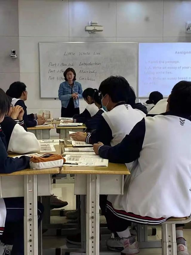 立足学情，用好新教材，为学生可持续发展蓄力——高一英语备课组组开展研究课