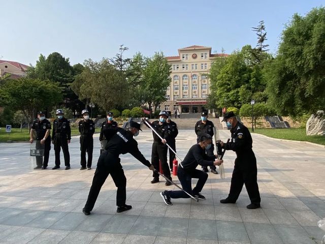 砺练精兵 护校安园——青岛六十六中举行保安岗位实战练兵活动