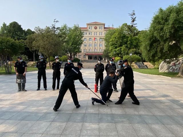 砺练精兵 护校安园——青岛六十六中举行保安岗位实战练兵活动
