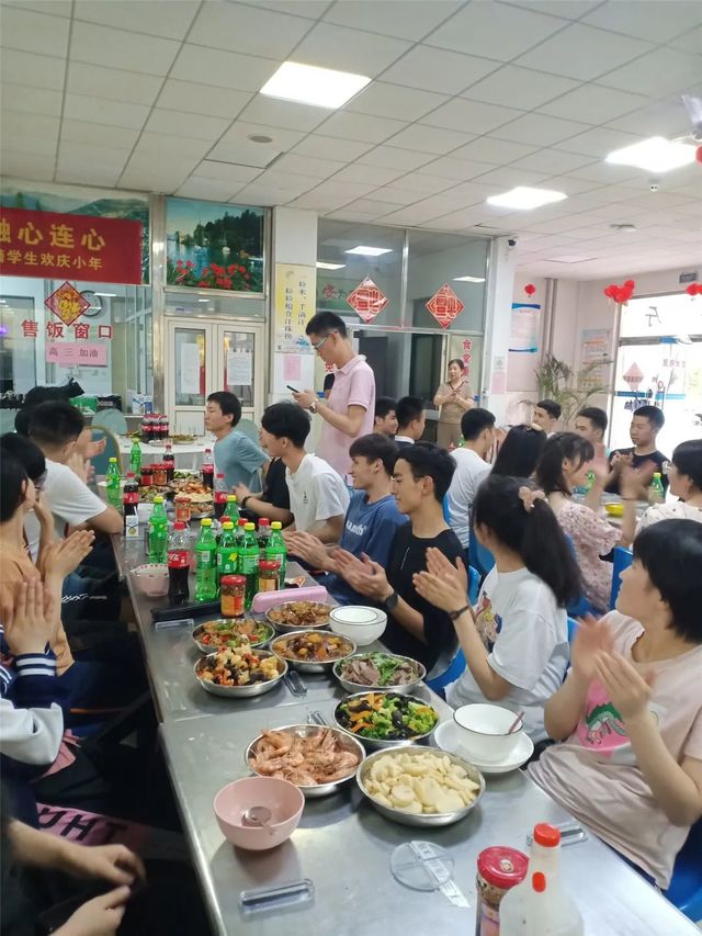 坚定信念跟党走，立志报国洒青春——青岛六十六中2021届新疆籍学生毕业聚餐