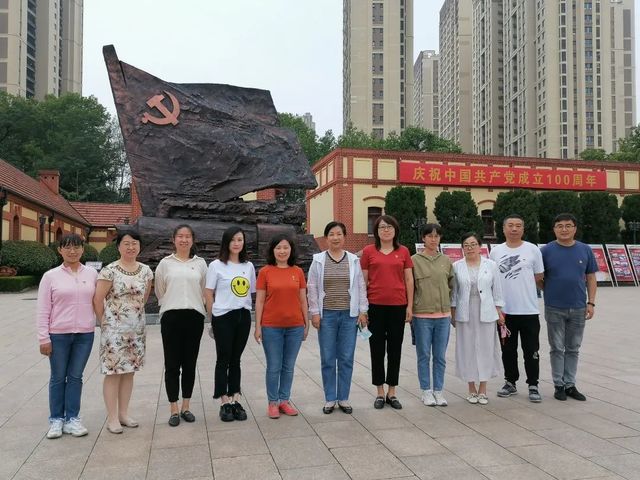 追寻红色记忆，让信仰之光照亮奋进之路——青岛六十六中举行党史实地教学暨新党员入党宣誓活动