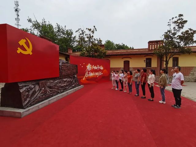追寻红色记忆，让信仰之光照亮奋进之路——青岛六十六中举行党史实地教学暨新党员入党宣誓活动