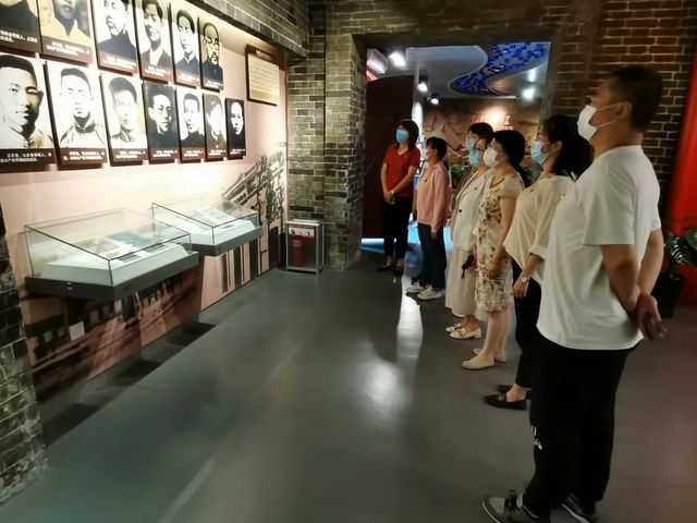 追寻红色记忆，让信仰之光照亮奋进之路——青岛六十六中举行党史实地教学暨新党员入党宣誓活动