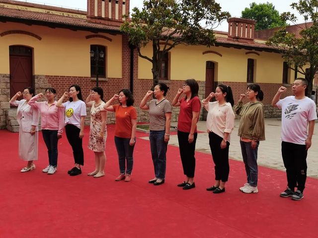 追寻红色记忆，让信仰之光照亮奋进之路——青岛六十六中举行党史实地教学暨新党员入党宣誓活动