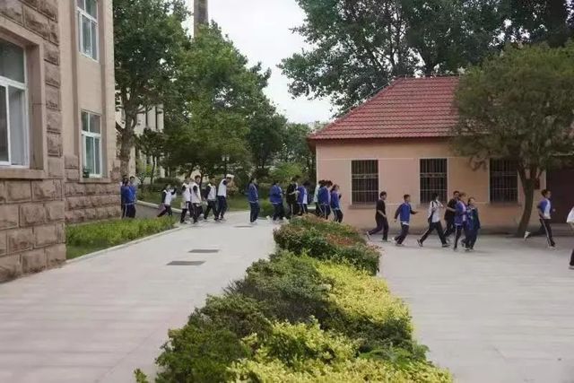 应急演练防未然，筑牢校园安全线——青岛六十六中开展校园应急疏散演练