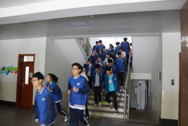 应急演练防未然，筑牢校园安全线——青岛六十六中开展校园应急疏散演练
