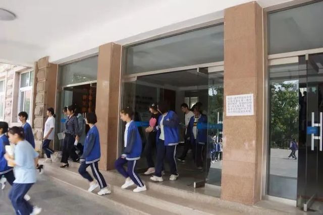 应急演练防未然，筑牢校园安全线——青岛六十六中开展校园应急疏散演练