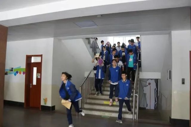 应急演练防未然，筑牢校园安全线——青岛六十六中开展校园应急疏散演练