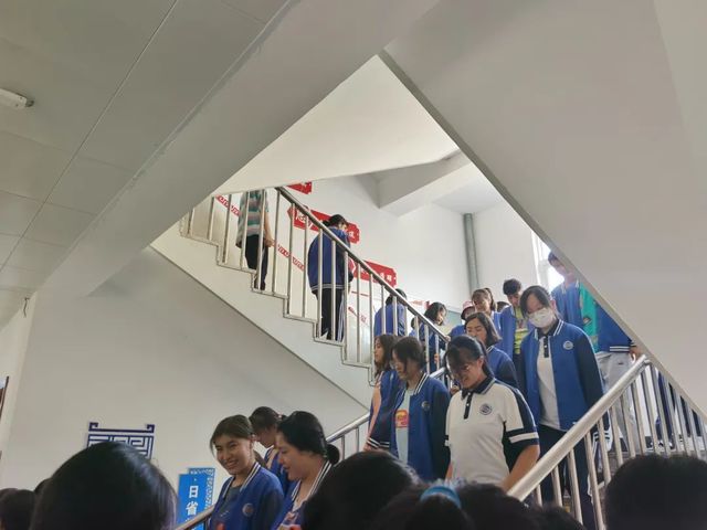 疏散演练筑防线，安全知识记心间——我校举行防踩踏应急疏散演练