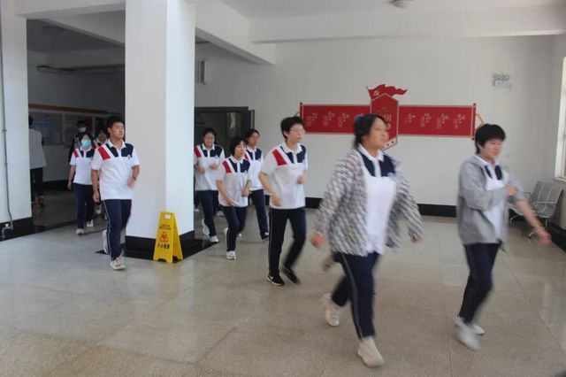 疏散演练筑防线，安全知识记心间——我校举行防踩踏应急疏散演练