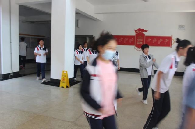 疏散演练筑防线，安全知识记心间——我校举行防踩踏应急疏散演练